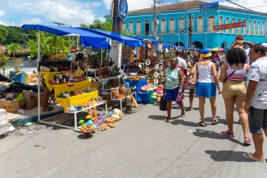Nazare, Bahia, Brezilya - 08 Nisan 2023: Nazare, Bahia 'daki geleneksel Caxixis fuarında insanlar parçaları ziyaret edip satın alıyorlar.