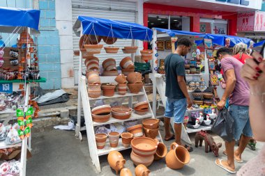 Nazare, Bahia, Brezilya - 08 Nisan 2023: İnsanlar Nazare das Farinas, Bahia kentindeki geleneksel Caxixis fuarında parçalar satın alırken görülüyor.