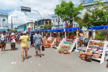 Nazare, Bahia, Brezilya - 08 Nisan 2023: İnsanlar Nazare das Farinas, Bahia kentindeki geleneksel Caxixis fuarında parçalar satın alırken görülüyor.