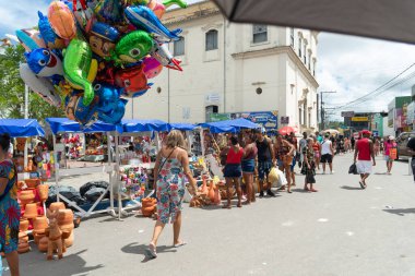 Nazare, Bahia, Brezilya - 08 Nisan 2023: İnsanlar Nazare das Farinas, Bahia kentindeki geleneksel Caxixis fuarında parçalar satın alırken görülüyor.