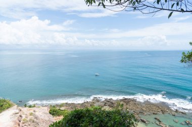 Cairu şehrinde Morro de Sao Paulo 'yu yıkayan denizin tepesinden manzara.