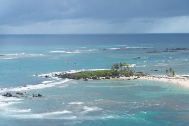 Cairu şehrinde Morro de Sao Paulo 'yu yıkayan denizin tepesinden manzara.