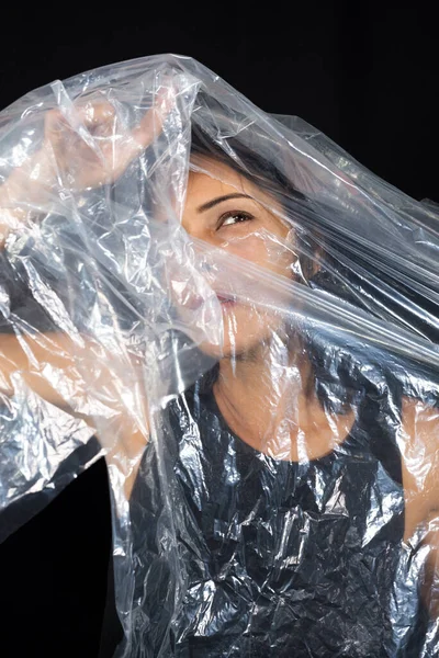 Una Donna Con Sacchetto Plastica Sopra Testa Che Guarda Attraverso — Foto Stock