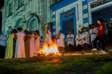 Valenca, Bahia, Brezilya - 08 Nisan 2023: Katolikler mumlarını yakmak için Cumartesi gecesi kutsal şenlik ateşinin etrafındalar. Valenca, Bahia 'da kutsal bir hafta.