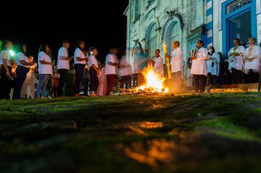 Valenca, Bahia, Brezilya - 08 Nisan 2023: Katolikler mumlarını yakmak için Cumartesi gecesi kutsal şenlik ateşinin etrafındalar. Valenca, Bahia 'da kutsal bir hafta.