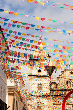 Salvador, Bahia, Brezilya - 16 Haziran 2022: Pelourinho sokakları Salvador, Bahia 'daki Sao Joao bayramı için renkli bayraklarla süslenmiştir..