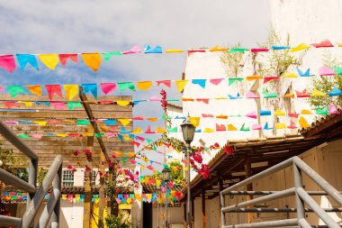 Salvador, Bahia, Brezilya - 16 Haziran 2022: Salvador, Bahia 'daki Sao Joao bayramı için renkli bayraklarla Pelourinho madalyası.