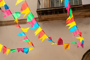 Salvador, Bahia, Brezilya - 16 Haziran 2022: Salvador, Bahia 'daki Sao Joao bayramı için renkli bayraklarla Pelourinho madalyası.