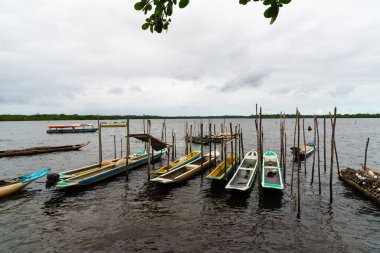 Taperoa, Bahia, Brezilya - 22 Haziran 2022: Taperoa, Bahia 'daki Almas Nehri' ne balıkçı kanoları yanaştı.