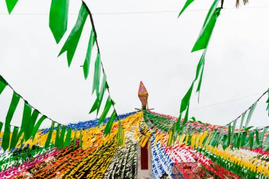 Taperoa, Bahia, Brezilya - 22 Haziran 2022: Taperoa, Bahia kentindeki Sao Joao bayramı için bayraklarla renkli dekorasyon.