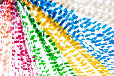 Taperoa, Bahia 'daki Sao Joao bayramı için bayraklarla süslenmiş renkli bir süs..