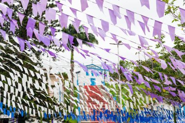 Taperoa, Bahia, Brezilya - 22 Haziran 2022: Taperoa, Bahia kentindeki Sao Joao bayramı için bayraklarla renkli dekorasyon.