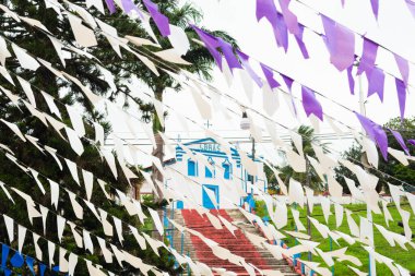 Taperoa, Bahia, Brezilya - 22 Haziran 2022: Taperoa, Bahia kentindeki Sao Joao bayramı için bayraklarla renkli dekorasyon.