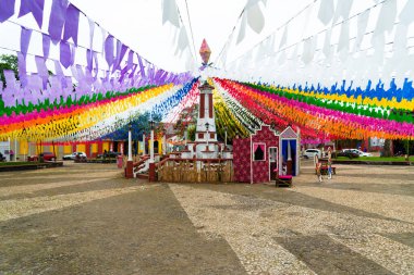 Taperoa, Bahia, Brezilya - 22 Haziran 2022: Taperoa, Bahia kentindeki Sao Joao bayramı için bayraklarla renkli dekorasyon.