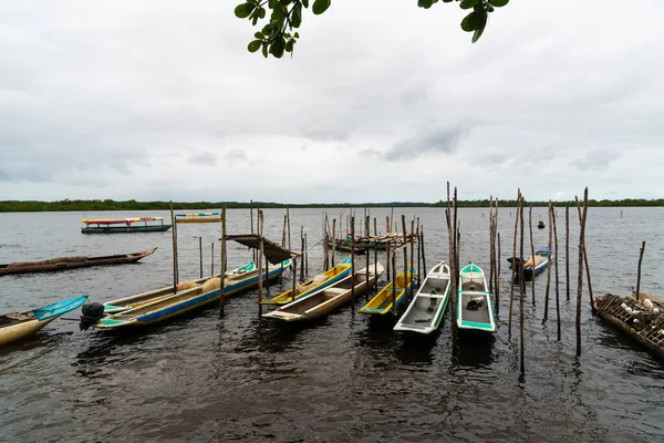 Taperoa, Bahia, Brezilya - 22 Haziran 2022: Taperoa, Bahia 'daki Almas Nehri' ne balıkçı kanoları yanaştı.