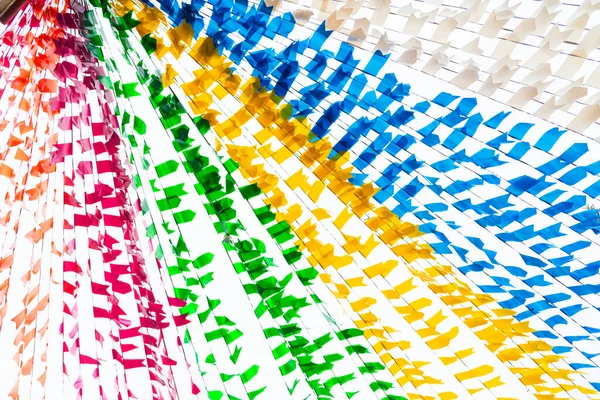 Taperoa, Bahia 'daki Sao Joao bayramı için bayraklarla süslenmiş renkli bir süs..