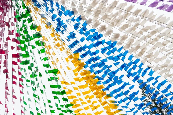 Taperoa, Bahia 'daki Sao Joao bayramı için bayraklarla süslenmiş renkli bir süs..