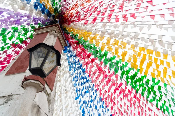 Taperoa, Bahia, Brezilya - 22 Haziran 2022: Taperoa, Bahia kentindeki Sao Joao bayramı için bayraklarla renkli dekorasyon.