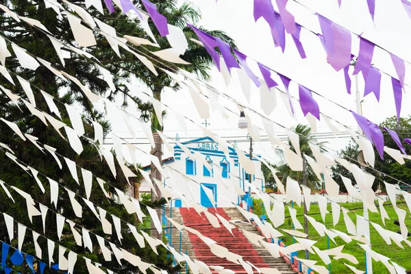 Taperoa, Bahia, Brezilya - 22 Haziran 2022: Taperoa, Bahia kentindeki Sao Joao bayramı için bayraklarla renkli dekorasyon.