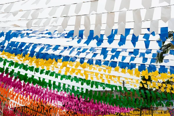 Taperoa, Bahia, Brezilya - 22 Haziran 2022: Taperoa, Bahia kentindeki Sao Joao bayramı için bayraklarla renkli dekorasyon.