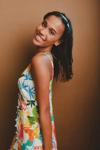 Teenage Model Pretty Posing Photo Brown Background — Stock Photo, Image