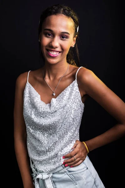 Studioporträt Eines Teenie Mädchens Weißer Kleidung Isoliert Auf Schwarzem Hintergrund — Stockfoto