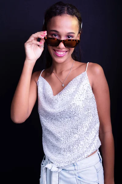 Piękna Nastolatka Pozująca Zdjęć Studio Okularach Przeciwsłonecznych Izolacja Czarnym Tle — Zdjęcie stockowe