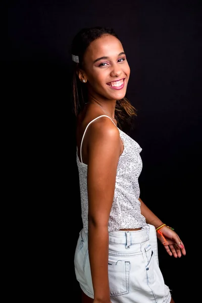 Porträt Eines Mädchens Teenageralter Lächelnd Schön Weißer Kleidung Vereinzelt Auf — Stockfoto