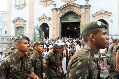 Salvador, Bahia, Brezilya - 2 Temmuz 2022: Ordu askerleri Salvador 'daki Bahia' nın bağımsızlık yürüyüşü sırasında Pelourinho yamacına tırmandılar.