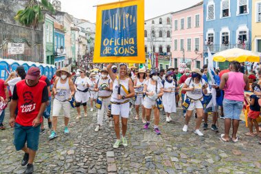Salvador, Bahia, Brezilya - 2 Temmuz 2022: Bir grup kadın vurmalı çalgıcı, Bahia 'nın Salvador, Pelourinho' daki bağımsızlık yürüyüşü sırasında görüldü.