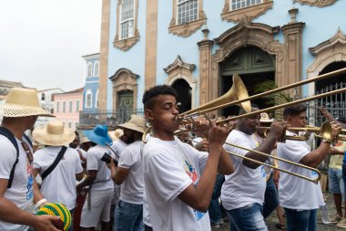 Salvador, Bahia, Brezilya - 2 Temmuz 2022: Salvador, Pelourinho 'da Bahia' nın bağımsızlığının resmi geçit töreni sırasında enstrümantal müzisyenler görülüyor.