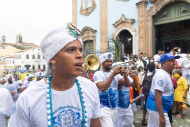 Salvador, Bahia, Brezilya - 2 Temmuz 2022: Afro grubu Filhos de Gandhy, Bahia 'nın bağımsızlığı için düzenlenen tören sırasında Salvador, Pelourinho' da görüldü..