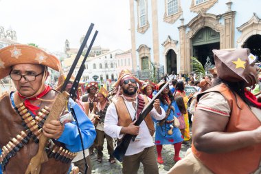 Salvador, Bahia, Brezilya - 2 Temmuz 2022: Cangaco 'yu temsil eden kültür grubu Salvador' daki Pelourinho 'da Bahia' nın bağımsızlık töreninde görüldü..