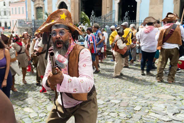 Salvador, Bahia, Brezilya - 2 Temmuz 2022: Cangaco 'yu temsil eden kültür grubu Salvador' daki Pelourinho 'da Bahia' nın bağımsızlık töreninde görüldü..