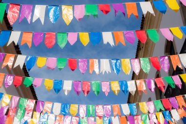 Salvador, Bahia, Brezilya - 15 Haziran 2023: Pelourinho 'nun evlerini ve sokaklarını Haziran ayında Salvador, Bahia' daki Sao Joao festivali için süsleyen renkli bayraklar.