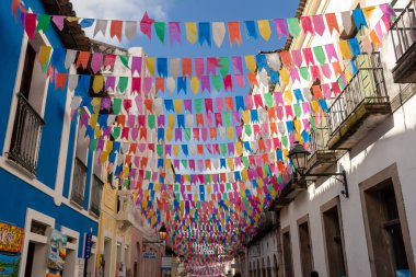 Salvador, Bahia, Brezilya - 15 Haziran 2023: Salvador, Bahia 'da Sao Joao ziyafeti için renkli bayraklarla süslenmiş Pelourinho sokakları ve evleri.