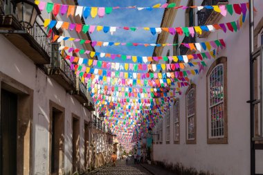 Salvador, Bahia, Brezilya - 15 Haziran 2023: Salvador, Bahia 'da Sao Joao ziyafeti için renkli bayraklarla süslenmiş Pelourinho sokakları ve evleri.