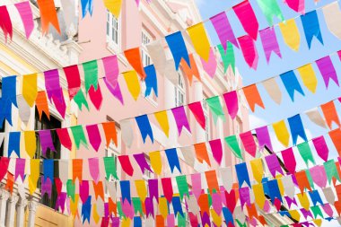 Salvador, Bahia, Brezilya - 15 Haziran 2023: Pelourinho 'da Salvador, Bahia' da Haziran ayındaki Sao Joao bayramı için renkli bayraklarla süslenmiş eski evler.