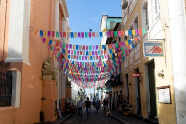 Salvador, Bahia, Brezilya - 15 Haziran 2023: Salvador, Bahia 'da Sao Joao ziyafeti için renkli bayraklarla süslenmiş Pelourinho sokakları ve evleri.