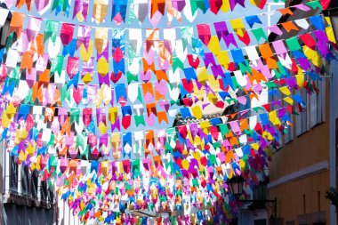 Salvador, Bahia, Brezilya - 15 Haziran 2023: Pelourinho evleri Salvador, Bahia 'da Sao Joao ziyafeti için ön cephede renkli bayraklarla süslenmiş.