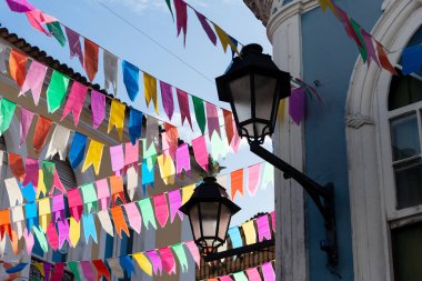 Salvador, Bahia, Brezilya - 15 Haziran 2023: Pelourinho 'da Salvador, Bahia' da Haziran ayındaki Sao Joao bayramı için renkli bayraklarla süslenmiş eski evler.