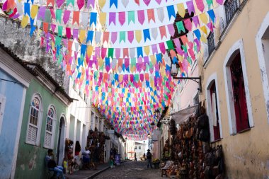 Salvador, Bahia, Brezilya - 15 Haziran 2023: Salvador, Bahia 'da Sao Joao ziyafeti için renkli bayraklarla süslenmiş Pelourinho sokakları ve evleri.