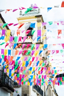 Salvador, Bahia, Brezilya - 15 Haziran 2023: Pelourinho 'da Sao Joao' nun Haziran ayında düzenlenecek parti için renkli plastik bayraklarla süslenmesi. Bahia, Salvador şehri.