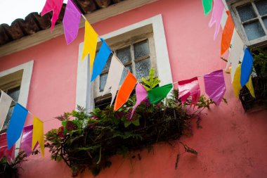 Salvador, Bahia, Brezilya - 15 Haziran 2023: Salvador, Bahia 'da Sao Joao ziyafeti için renkli plastik bayraklarla dekorasyon.