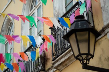 Salvador, Bahia, Brezilya - 15 Haziran 2023: Pelourinho 'da Salvador, Bahia' da Haziran ayındaki Sao Joao bayramı için renkli bayraklarla süslenmiş eski evler.