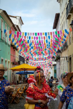 Salvador, Bahia, Brezilya - 15 Haziran 2023: İnsanlar Salvador, Bahia 'daki Sao Joao ziyafeti için Pelourinho sokaklarında kostüm giymiş olarak görüldüler.