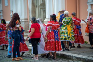 Salvador, Bahia, Brezilya - 15 Haziran 2023: Pelourinho sokaklarında Sao Joao şöleninden giyinmiş bir grup yaşlı insan görüldü. Bahia, Salvador şehri.