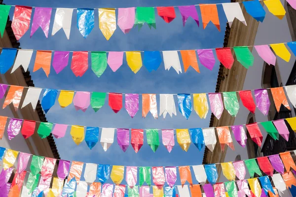 ブラジル バヒア州サルバドール 2023年6月15日 6月のサンパウロ ジョアオ フェスティバルのために バヒアのサルバドールの家や通りを飾る多くのカラフルな旗 — ストック写真