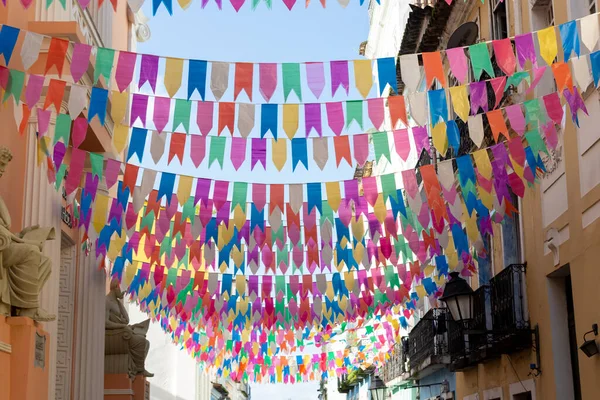 Salvador, Bahia, Brezilya - 15 Haziran 2023: Pelourinho evleri Salvador, Bahia 'da Sao Joao ziyafeti için ön cephede renkli bayraklarla süslenmiş.