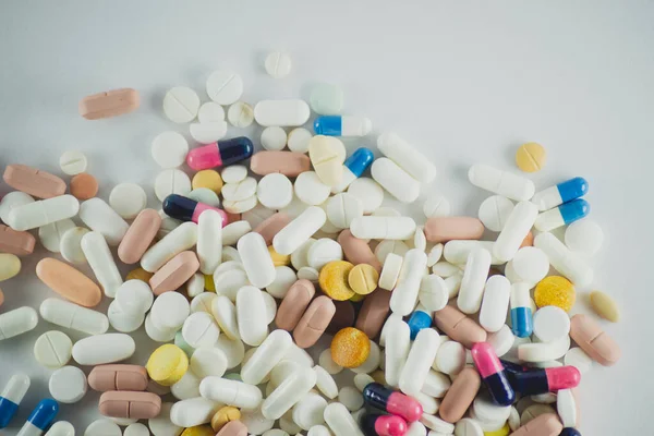 Ritratto Ravvicinato Diverse Pillole Diversi Colori Disposti Una Superficie Grigio — Foto Stock